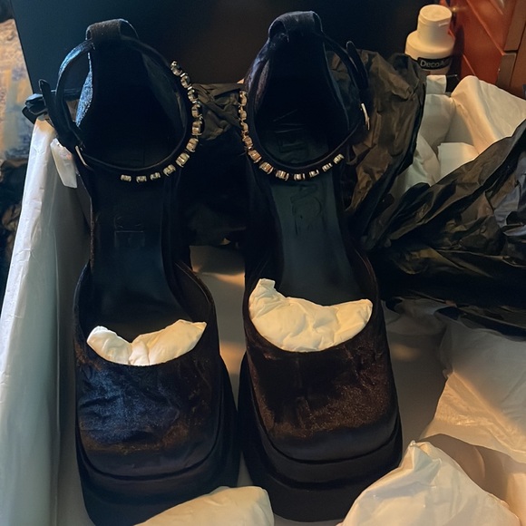 BNIB VERSACE PLATFORM PUMPS - Picture 6 of 8